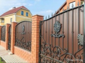 Кирпичный забор с ковкой  150 метров фото в Богородске