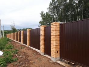 Кирпичный забор на ленточном фундаменте 12 метров фото в Богородске
