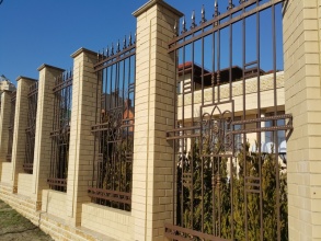 Кирпичный забор с ковкой  10 метров фото в Богородске